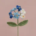 Stelo di fiore non ti scordar di me all'uncinetto fatto a mano, dettaglio in lana lavorata. - Sfumatura blu