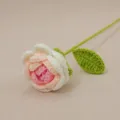 Fiore di rosa all'uncinetto fatto a mano, bouquet di lana lavorato a maglia, decorazione floreale. - Sfumato Bianco Rosa