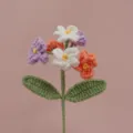Dettaglio fiore non-ti-scordar-di-me all'uncinetto fatto a mano, stelo floreale finto in lana. - Sfumatura Arancione Viola
