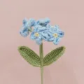 Dettaglio fiore non-ti-scordar-di-me all'uncinetto, graziosa decorazione floreale in lana. - Blu