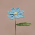 Dettaglio fiore blu all'uncinetto fatto a mano, squisito decoro di pianta in lana. - Blu