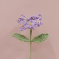 Dettaglio fiore di non-ti-scordar-di-me viola uncinetto a mano, bel decoro floreale. - Viola