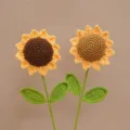 Dettaglio di girasole all'uncinetto artigianale con punti puliti, petali gialli e foglie verdi. - Girasole Chiaro Finito - Foglie Filate