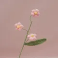 Dettaglio ramo di fiori all'uncinetto, decorazione floreale rosa carina, estetica casa. - Rosa