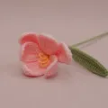 Rametto di fiore di tulipano rosa lavorato a uncinetto, decorazione floreale in lana accogliente. - Rosa