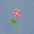 Handgemachte Häkel-Puffblume Detailaufnahme, süßer Strickblumenstiel für Geschenkverpackung. - Einzelner Puffblumenstrauß Rosa