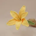 Fiore di giglio giallo uncinetto fatto a mano, stelo floreale finto regalo casa. - Giallo