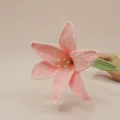 Ramo di giglio rosa all'uncinetto fatto a mano, decoro floreale in lana dettagliato. - Rosa