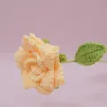 Rosa pesca uncinetto fatto a mano gambo fiore regalo per San Valentino compleanno festa - Giallo chiaro
