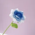 Rosa all'uncinetto fatta a mano prodotto finito, filo blu e bianco regalo San Valentino - Sfumatura blu