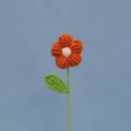 Fiore soffice arancione all'uncinetto fatto a mano gambo singolo bouquet di filato accessorio. - Bouquet Singolo di Fiori Puff Arancione