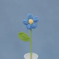 Handgehäkelte blaue Blume, einzelner Stiel Wollstrauß mit weißer Vasendekoration - Einzelner Puffblumenstrauß Blau