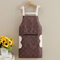 Delantal de cocina impermeable a cuadros marrones con bolsillo y toallas laterales. - Café