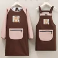 Ensemble tablier et bavette imperméable à manches longues marron et rose avec motif d'ours. - Ensemble Blouse Raton Laveur Café Et Bretelles