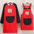 Ensemble de tablier imperméable rouge et noir à manches longues avec imprimé d'ours mignon. - Ensemble Blouse Raton Laveur Rouge Et Bretelles