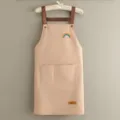 Delantal de cocina impermeable para mujer, tela antiaceite con parche de arcoíris y bolsillos. - Rosa Palo