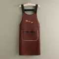 Delantal de cocina impermeable marrón para mujeres, ropa de trabajo duradera con bolsillo. - Correa Laminada Dos Conejitos / Café