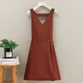 Delantal marrón sin mangas de estilo coreano con correa trasera y bolsillo lateral. - Delantal Princesa Cuello en V / Café