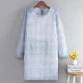 Delantal de manga larga a cuadros azul claro para cocina y uso de ropa de trabajo diaria. - Babi de Cuadros Azul