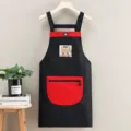 Delantal de cocina impermeable con bolsillo frontal y tierno estampado de oso para uso diario. - Tirantes Mapache Negro