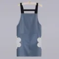 Delantal de cocina impermeable con bolsillos y toallas, elegantes rayas azules. - Delantal de rayas verticales con limpiamanos y tirantes azul