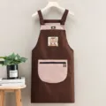 Delantal de cocina impermeable de moda con bonito osito, bolsillo con cremallera, marrón. - Tirantes Mapache Café