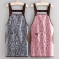Delantal impermeable de cuadros con tirantes en gris y rosa para cocinar y tareas del hogar. - Negro + Rosa