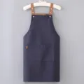 Grembiule da cucina in tela blu scuro con spallacci marroni e pratiche doppie tasche. - Taglia Grande / Blu navy