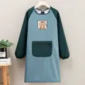 Tablier imperméable à manches longues, vert foncé et bleu clair avec un joli imprimé d'ours. - Blouse Raton Laveur Bleu