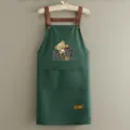 Delantal de cocina impermeable con oso, tirantes cruzados y dos prácticos bolsillos delanteros. - Oso NICE Verde Oscuro
