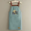 Delantal de cocina impermeable con bonito estampado de oso, doble bolsillo y tirantes ajustables. - Oso NICE Azul Cuero