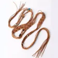 Gros plan de la chaîne de taille tressée style bohème artisanale avec des perles et des franges. - Chaîne de Taille Perlée Tressée Café (K0291C) / Café