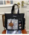 Bolso tote de lona negra estilo campus japonés ita bag con bolsillo transparente y peluche. - Bolsa Individual / Negro