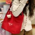 Japanischer Canvas Shopper mit Buchstaben Stickerei, lässige Damen Schultertasche Alltag - Rot Mit Anhänger
