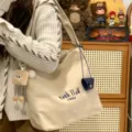 Lässige Canvas-Stofftasche für Damen, Alltag-Schultertasche mit niedlicher Stickerei. - Khaki Mit Anhänger