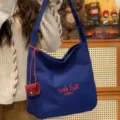 Japanischer Canvas-Shopper mit roter Stickerei, lässige Alltagstasche für Damen in Uni-Design. - Marineblau (Ohne Anhänger)