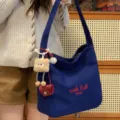 Japanischer Stil Canvas Shopper Tasche für Damen lässige Umhängetasche mit Plüschanhänger - Marineblau + Anhänger