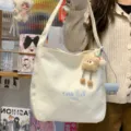 Japanischer Stil weiße Canvas-Tragetasche mit süßem Plüsch-Anhänger, lässige Alltagstasche. - Weiß mit Anhänger