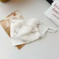 Detailansicht der doppelstufigen Mesh-Staubmaske mit süßem Schleifen-Blumenmuster und verstellbar. - Einheitsgröße / Hellkaffee Schleife