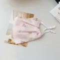 Detailansicht der rosa Netz-Staubmaske mit feinem Schleifendruck und verstellbaren Riemen. - Einheitsgröße / Rosa Violette Schleife