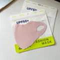 Detailansicht der rosa 3D Eisseide Gesichtsmaske mit Atemlöchern und UV-Schutzfunktion. - Einheitsgröße / Rosa