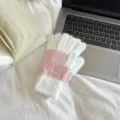 Gemütliche flauschige fingerlose Handschuhe mit Wellenmuster für kalte Herbsttage. - Einheitsgröße / Weiß