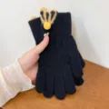 Primo piano di guanti in maglia nera da donna con simpatiche orecchie di peluche. - Taglia unica / Nero