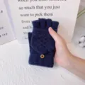 Herren dunkelblaue gestrickte halbfingrige Winter-Wärmhandschuhe mit Knopfdetail. - Marineblau