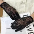 Vue de détail de gants en dentelle noire florale, gants courts en tulle transparent. - Taille unique / Noir