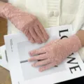 Gros plan détaillé de gants de protection solaire en dentelle rose délicate à motif floral. - Taille unique / Rose