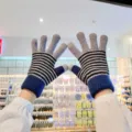 Knitted winter touchscreen gloves with warm stripes and comfortable blue cuffs for cold weather. - One Size / Striped Grey
