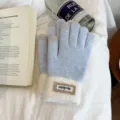 Women winter warm knitted touch screen gloves with plush cuffs and stylish embroidered patch. - One Size / Blue