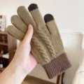 Nahaufnahme der braunen Strickhandschuhe mit Touchscreen-Fingern und warmem Bündchen. - Einheitsgröße / Kaffeebraun