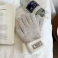 Detailansicht warmer Damen Strick Touchscreen Handschuhe mit Plüschbündchen und stilvollem Etikett. - Einheitsgröße / Khaki